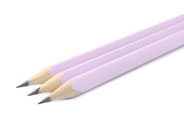 Beyaz üzerine izole edilmiş üç keskin grafit kalem.