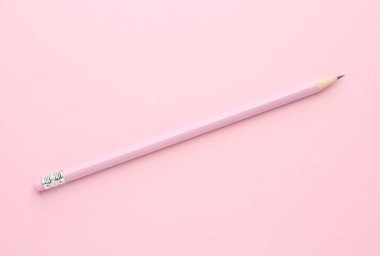 Pembe arka planda bir grafit kalem, üst görünümde.