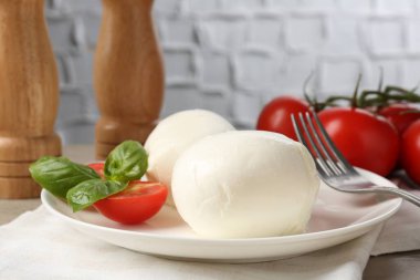 Lezzetli mozzarella peynir topları, domates ve fesleğen, yakın plan.