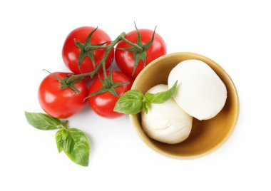 Beyaz arka planda lezzetli mozzarella peynir topları, domates ve fesleğen.
