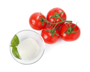 Beyaz arka planda lezzetli mozarella peynirli top, domates ve fesleğen.