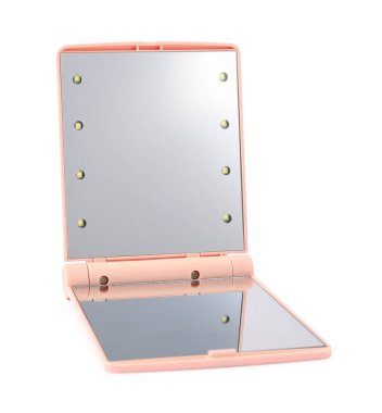 Bir açık cep aynası beyaza izole edilmiş.