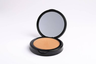 Beyaz arkaplanda ayna olan yüz pudrasını aç