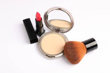 Aynalı, fırçalı ve rujlu açık yüz pudrası beyaza izole edilmiş.