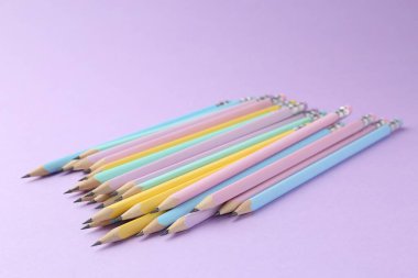 Menekşe arkaplan üzerinde birçok grafit kalem, yakın plan