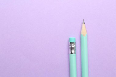 Menekşe arka planda iki grafit kalem, düz. Metin için boşluk