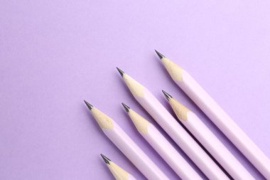 Menekşe arkaplanda bir sürü grafit kalem var. Metin için boşluk