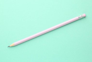 Turkuaz arka planda silgisi olan bir grafit kalem, üst görünüm