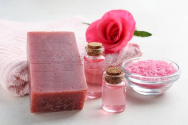 Aromatik sabun, gül, havlu ve kozmetik ürünleri açık masa üzerinde