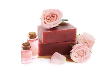 Beyaz üzerine izole edilmiş Aromatik sabun, güller ve kozmetik ürünler