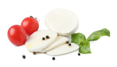 Lezzetli mozarella, domates, karabiber ve beyaz arka planda fesleğen.