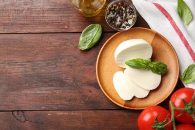 Lezzetli mozzarella, domates ve fesleğen, ahşap masa, düz yatak. Metin için boşluk