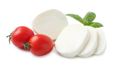 Lezzetli mozarella, beyaz arka planda domates ve fesleğen.