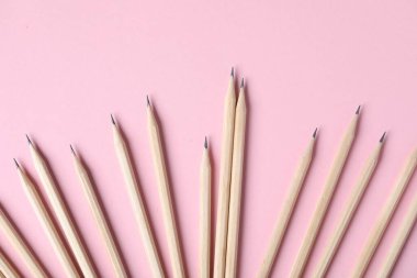 Pembe zemin üzerinde birçok grafit kalem, düz yatıyordu
