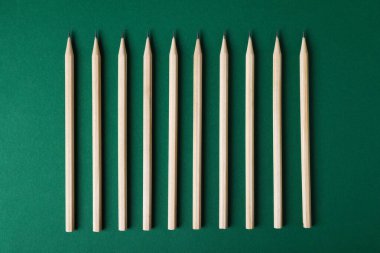 Yeşil zemin üzerinde birçok grafit kalem, düz yatıyordu