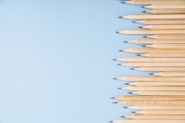 Gri arka planda bir sürü grafit kalem var. Metin için boşluk