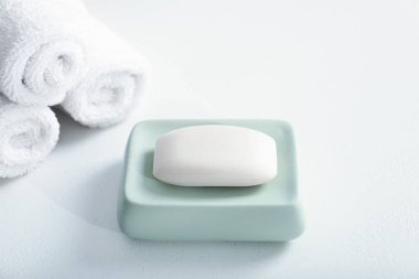 Bir sabun ve havlular beyaz masaya, yakın plan.