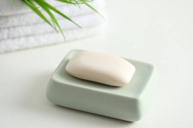 Beyaz masada bir kalıp sabun, yakın plan.