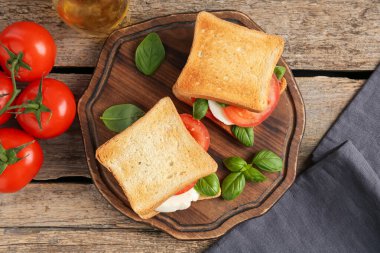 Peynirli, domatesli ve fesleğenli lezzetli sandviçler.