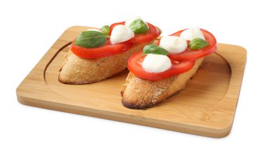 Beyaz arka planda peynirli, domatesli ve fesleğenli lezzetli sandviçler.