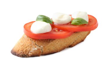 Beyaz arka planda mozarella peynirli, domatesli ve fesleğenli lezzetli sandviç.