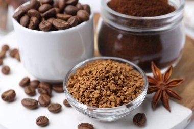 Farklı türde kahve, fasulye ve baharatlar masada, yakın plan.