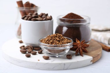 Farklı türde kahve, fasulye ve baharatlar ışık masasında, yakın plan