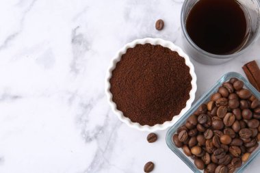 Anında kahve tozu, fasulye ve içecek beyaz mermer masada, düz yerde. Metin için boşluk