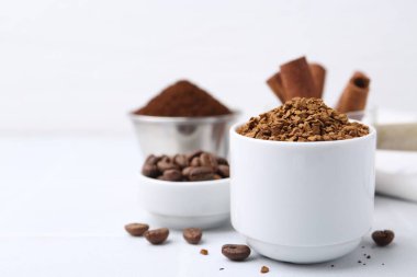 Hazır kahve ve fasulye, açık masa, seçici odaklanma. Metin için boşluk