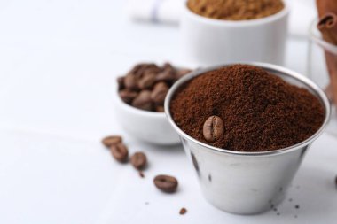 Işık masasında kahve tozu ve fasulye, seçici odaklanma. Metin için boşluk