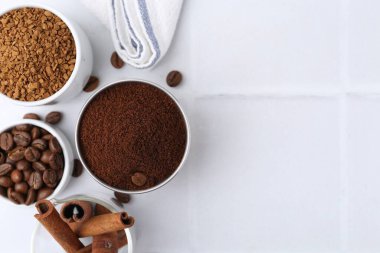 Farklı türde kahve, fasulye ve tarçınlı çubuklar açık fayanslı masa, düz yatak. Metin için boşluk