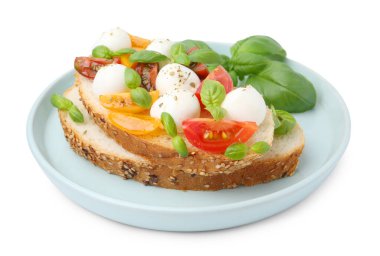 Beyaz peynirli, domatesli ve fesleğenli lezzetli sandviç.