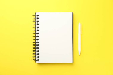 Sarı arkaplanda boş defter ve kalem aç, en üstte görünüm