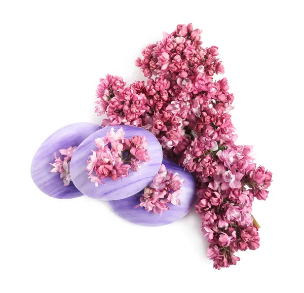 Sabun çubukları ve leylak çiçekleri izole edilmiş beyaz