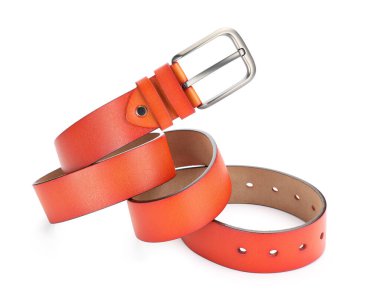 Bir turuncu deri kemer beyaza izole edilmiş.