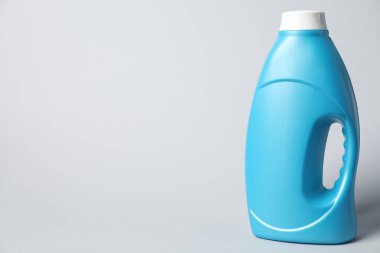 Açık gri arkaplanda bir şişe yumuşatıcı, metin için boşluk