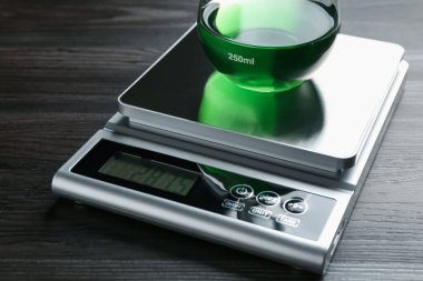 Tahta masadaki numune matarasıyla laboratuvar ölçeği, yakın plan.