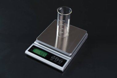 Siyah ayna masasındaki boş beher kabıyla ölçeklendir, kapat