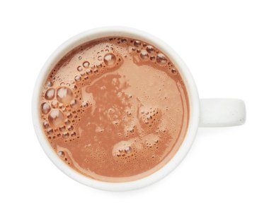 Bardaktaki lezzetli çikolatalı süt beyaza izole edilmiş.