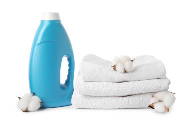 Bir şişe yumuşatıcı, yığılmış havlular ve beyaz üzerine izole edilmiş pamuk çiçekleri.