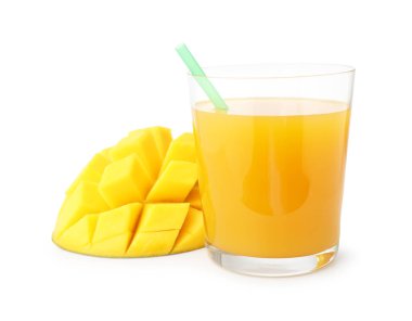 Bardakta lezzetli mango suyu ve beyaz üzerine izole edilmiş taze meyve.