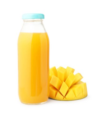 Bardakta lezzetli mango suyu ve beyaz üzerine izole edilmiş taze meyve.