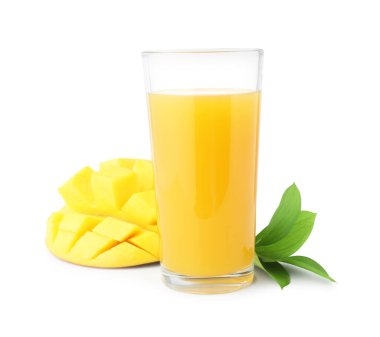 Bardakta lezzetli mango suyu ve beyaz üzerine izole edilmiş taze meyve.