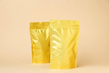 Bej arka planda fermuar stand-up torbaları. Tasarım için model