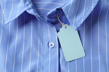 Açık mavi gömlekli karton etiket, üst görünüm