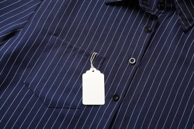 Çizgili tişörtte karton etiket, üst görünüm