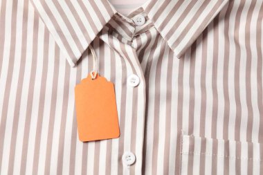 Çizgili tişörtte karton etiket, üst görünüm