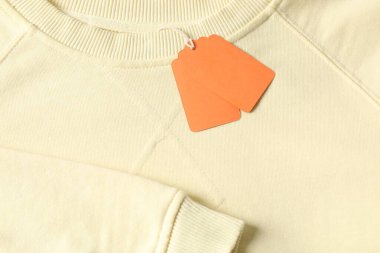 Bej elbisedeki karton etiketler, üst görünüm