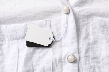 Beyaz gömlekte karton etiketler, üst görünüm