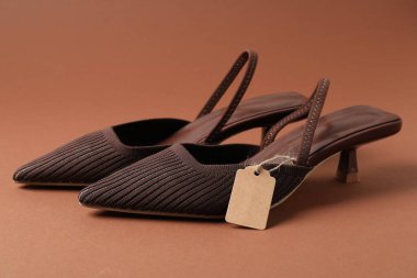 Kahverengi etiketli şık ayakkabılar, yakın plan.